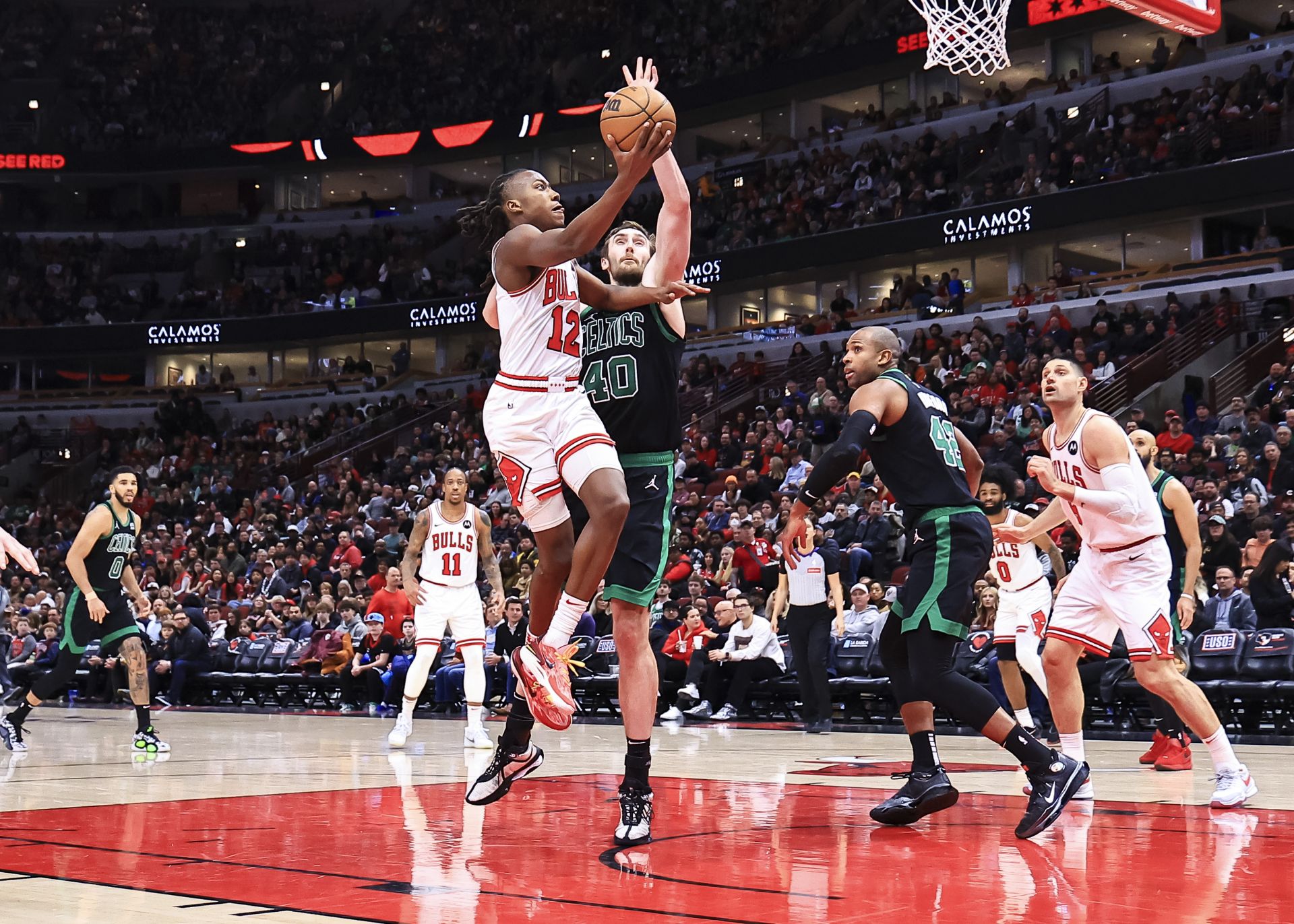 包含篮球比赛场面精彩绝伦，球员们技艺高超的词条