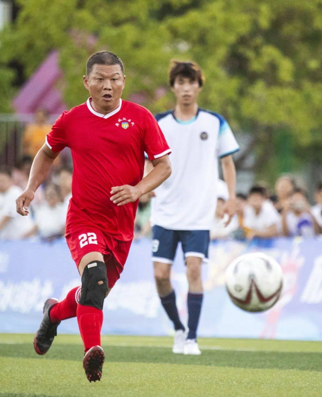 球队冠军氛围浓厚，球员斗志高昂的简单介绍