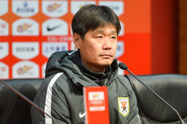 关于双线作战表现出色，球队主教练续约计划暂停执行的信息