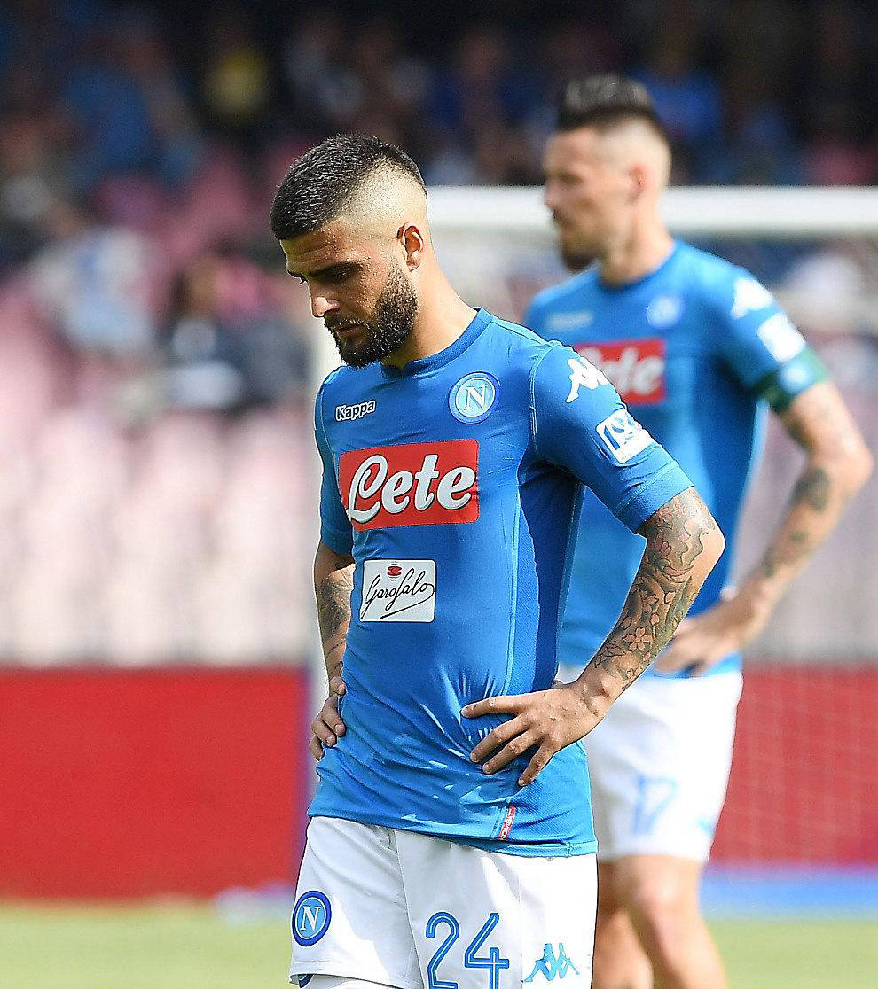 包含那不勒斯中场组织有序，取得关键胜利的词条