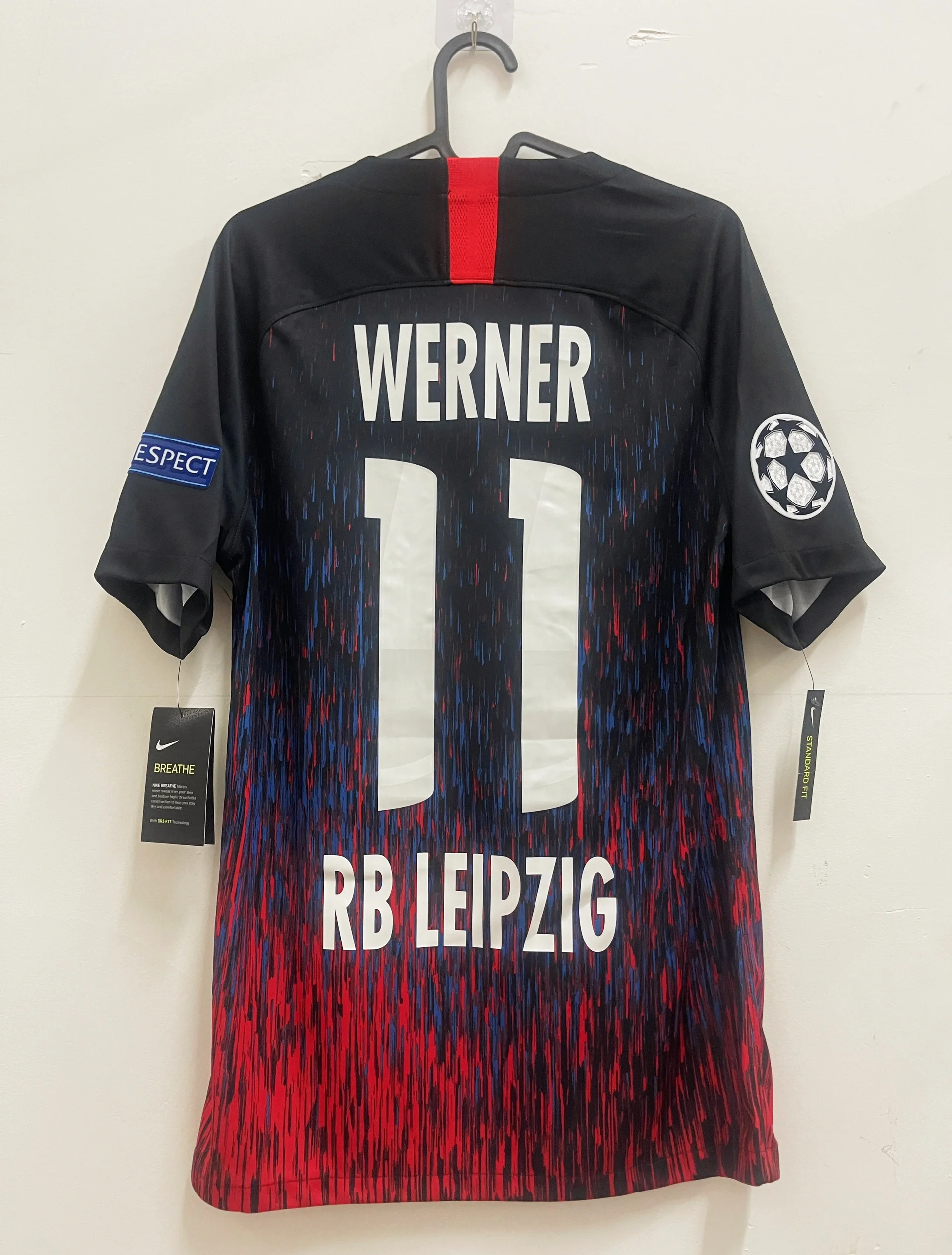 维罗纳球员获赠新赛季球衣，备战重要比赛