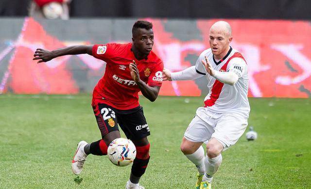 包含马拉加客场战平格拉纳达，两队互不相让的词条